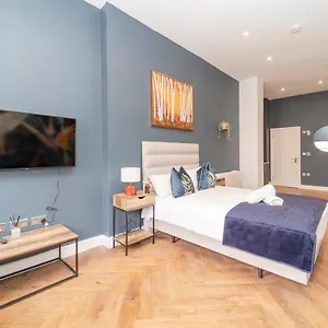 Morden Studio Flat Moments Away From Seafront Brighton